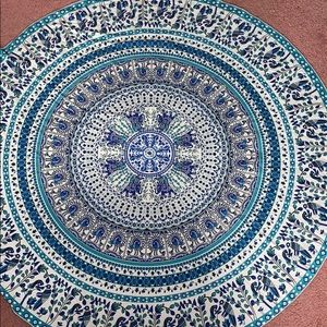 Patterned circular beach throw